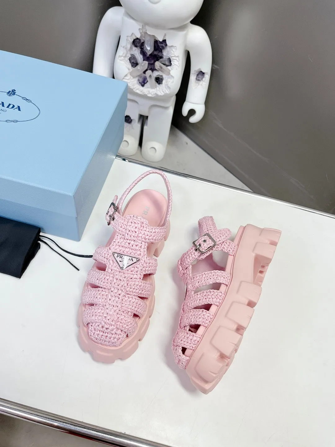 👟👟Ex-factory price 640👟👟 Straw 2023 exclusive version super hot🎊🎊🎊hot prada Prada cage shoes sawtooth Roman braided thick-soled rubber sandals retro fashionable and avant-garde gear teeth 55mm Thick-soled soles, the upper perfectly restores the original craftsmanship, and is made of purely hand-woven uppers. The cost is extremely high, making the whole pair of shoes light and comfortable, full of holiday feel, and bright colors 💐💐💐💐 to satisfy a variety of choices for fashionable people with different styles! The iconic metal triangle logo is paired with the shape of ancient beach sandals. Every design element is fashionable! Code number 35-40